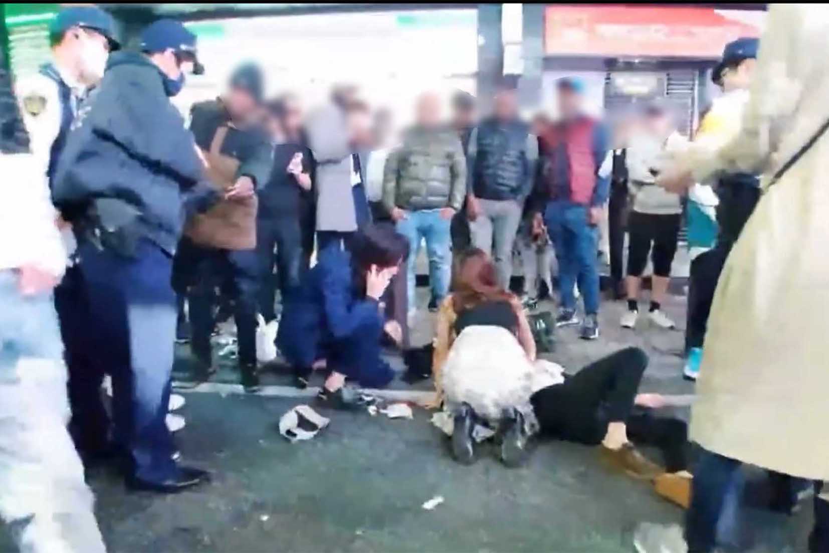 現場に駆けつけた警察も、しばらくは見ているだけだったという（銀河さんのXより）