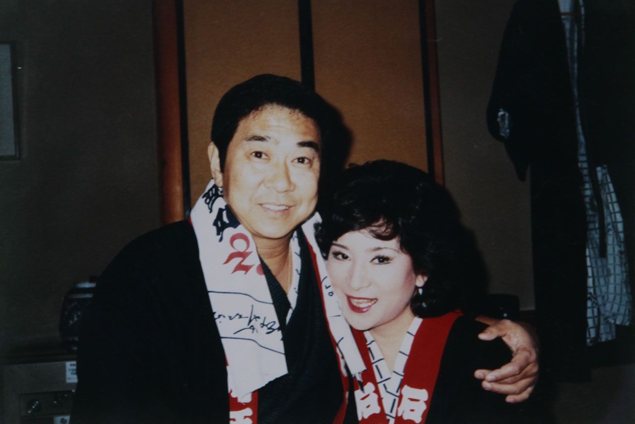 妹のように可愛がってくれた石原裕次郎さんと。今でも命日には献杯を欠かさない