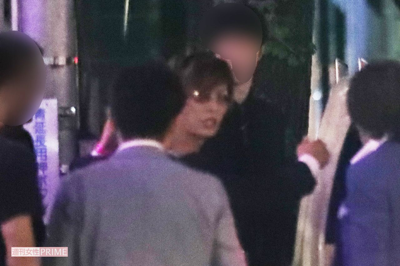 取り巻きに囲まれながら車に乗り込むGACKT（2014年）