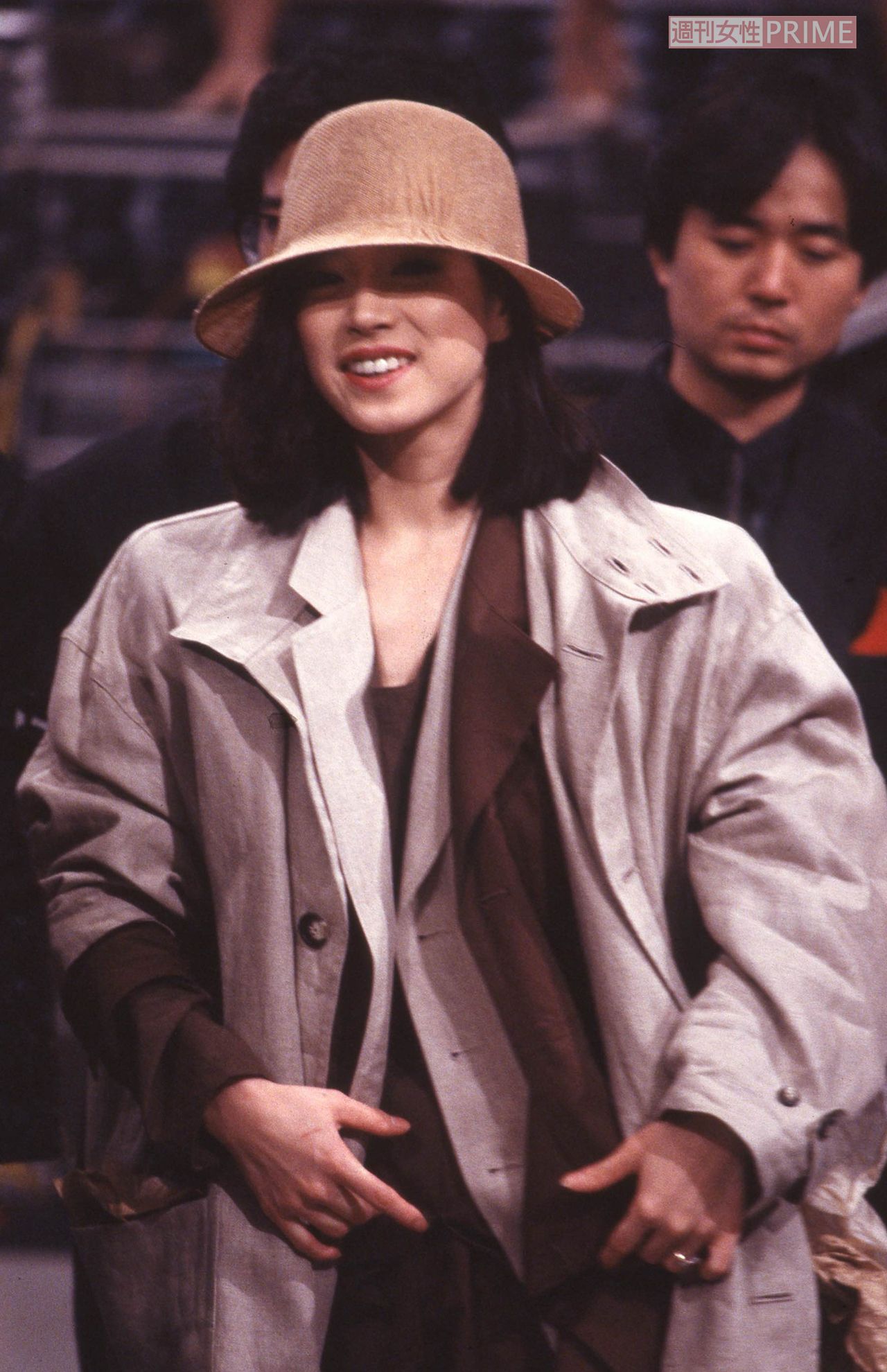 1986年9月に発売の『Fin』を披露する際はハット×ロングコートというおしゃれ衣装が多かった中森明菜