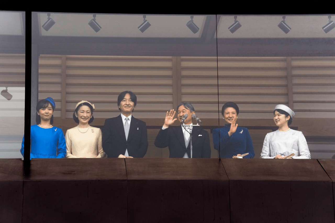 集まった人々に笑顔で応えられる両陛下と愛子さま、秋篠宮ご夫妻と佳子さま