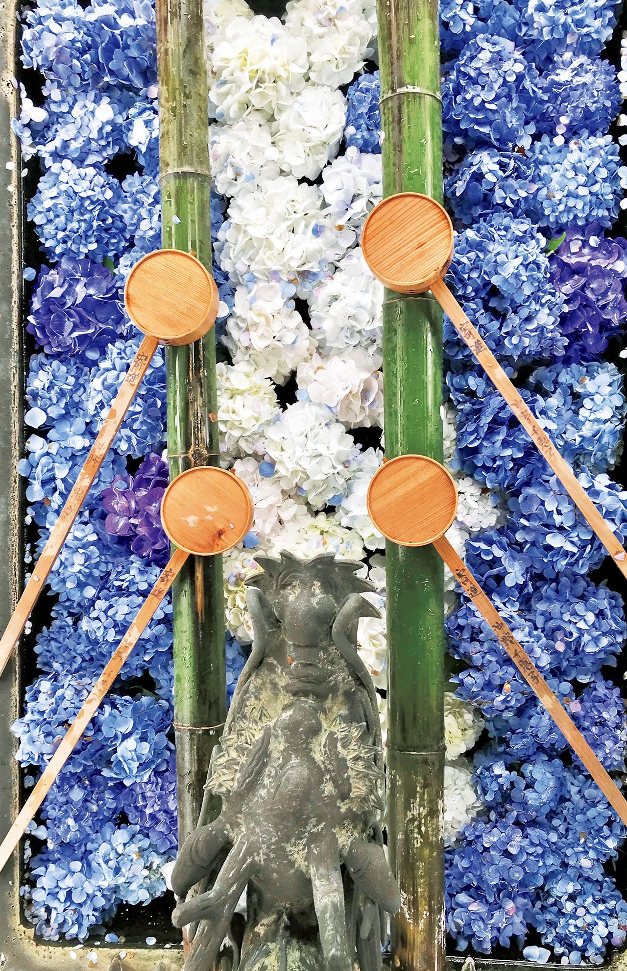 「青い空と白い雲。空を駆け抜ける龍神さんを、あじさいで作りました」（日下さん、以下同）