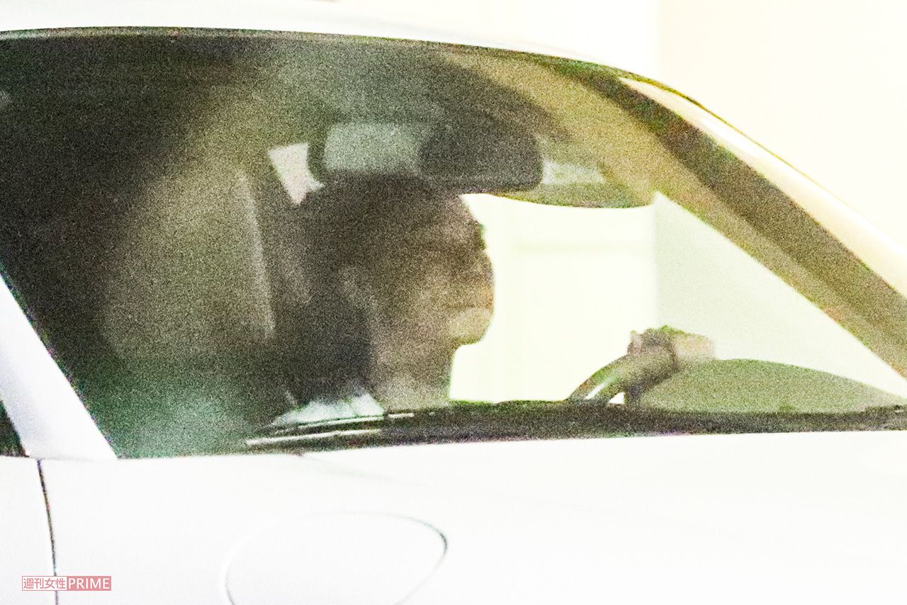 '18年7月、友人との食事を終え、愛車のポルシェで帰路につく蒼井。山里とのデートも運転は蒼井が行う