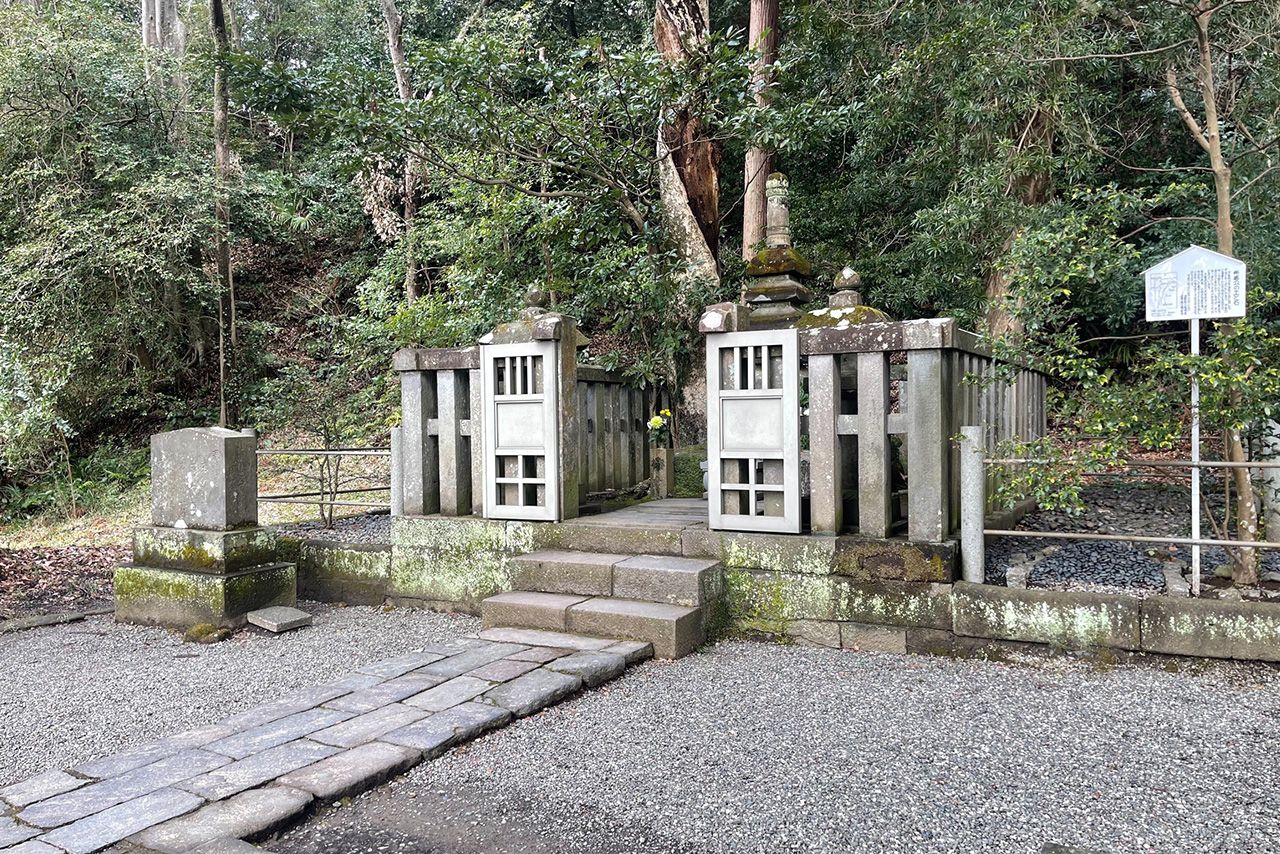 鎌倉にある源頼朝の墓。平日でも観光客が絶え間なく訪れている