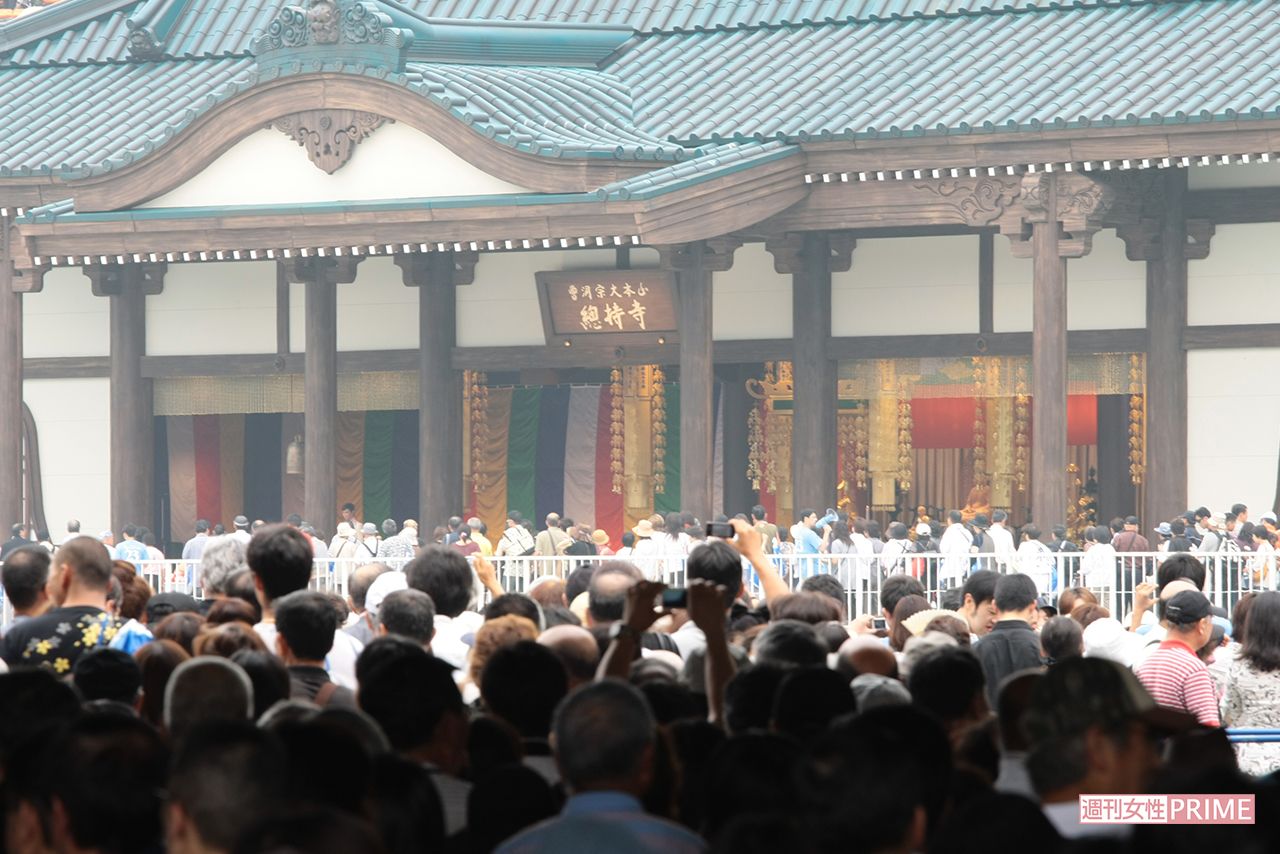 国立競技場に裕次郎さんの眠る横浜・鶴見区の総持寺の大祖堂を模した“裕次郎寺”が建立された（撮影／佐藤靖彦）