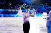 北京五輪のエキシビションでカメラに手を振る羽生結弦