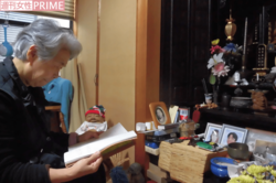 遺影の前で、嘉久さんが高校時代に書いた文集を読み思いを巡らす文子さん
