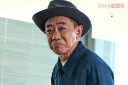 木梨憲武、ドラマ『春になったら』番宣で出演の『華大さんと千鳥くん』でセット破壊、後輩芸人を蹴飛ばす大暴走に「古い芸人の悪いとこ全部出てる」「パワハラの…