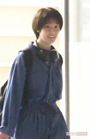 撮影を終えた唐田えりかはジャージにスニーカーというラフな私服で、共演した女優と談笑していた（2022年）