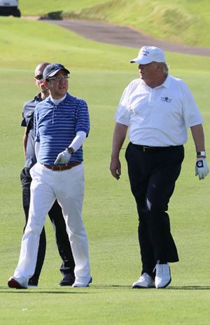 トランプ米大統領（右）とゴルフを楽しむ安倍首相＝2月11日、米フロリダ州（内閣広報室提供）