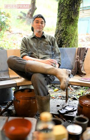 インタビューが終わって一服する東出昌大。山小屋のオーナーとは昔からの知り合いのようななじみっぷりだった