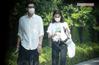 愛犬の散歩をする三浦翔平と桐谷美玲