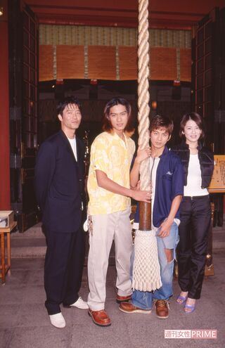  '97年に放送されたドラマ『D×D』のイベントで、初共演となったV6の岡田准一らと東京・日枝神社に。霊能力を持つ者同士としてバディを組んだ岡田とは、 '05年のドラマ『タイガー＆ドラゴン』でもダブル主演を