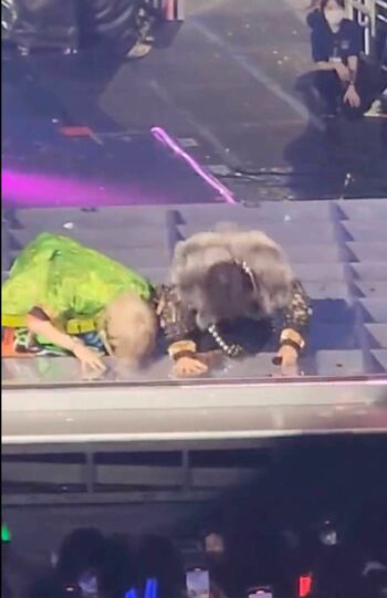 “自撮りファンサ”による炎上騒動を受けてか、ファンに土下座する『HiHiJets』猪狩蒼弥（左）と『Aぇ!group』佐野晶哉（ツイッターより）