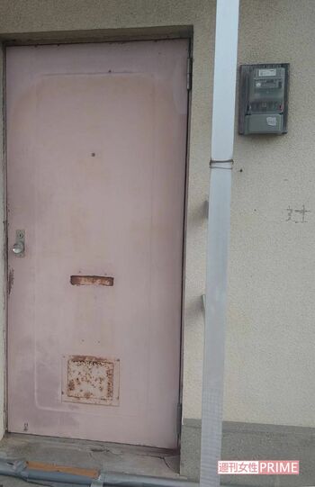 事件現場となった辻つぐみさんの自宅。玄関ドア右側の壁に「辻」と掘られていた