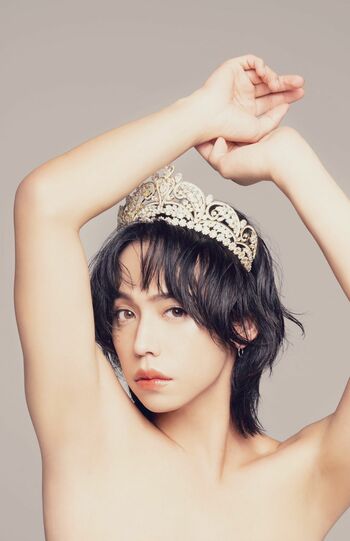 自身がプロデュースする美容液CMのryuchellさん（SNSより）