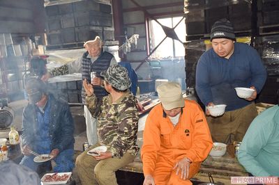 トラックに蜂を積む作業は北海道の地元の蜂屋も手伝いにきてくれる。仕事を終え焼き肉で仲間をねぎらう正さん（左後ろ）と栄太さん　撮影／伊藤和幸