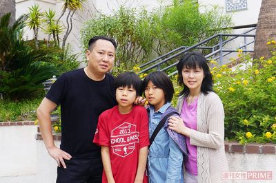13歳のころ、ロサンゼルスにて。左から父の典雅さん、GAKU、妹、母の祥江さん