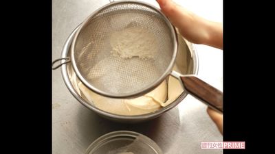 強力粉をふるいながら3回ほどに分けて加える