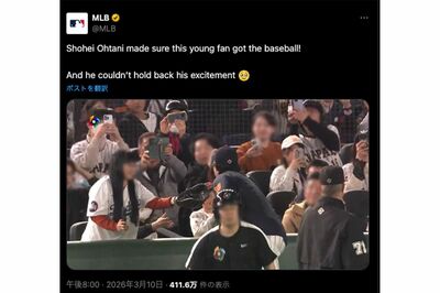 2026年3月10日、エキサイトシートの子どもに自らボールを手渡した大谷翔平（MLB公式Xより）
