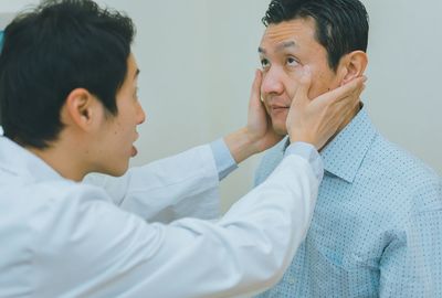 ムダな検査で患者をカモる「ブラック眼科」に要注意、欲まみれの実態と見分け方