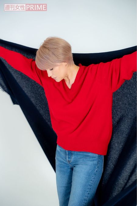 素材にこだわったカシミヤ100％のセーターとストール。枚数に限りがある限定商品（次のページで他の写真もご覧になれます）　撮影／佐藤靖彦