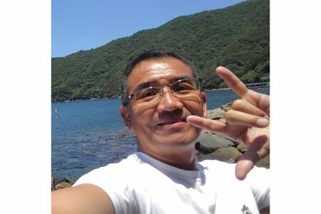 自撮りの得意ポーズはアメリカ手話の「アイ・ラブ・ユー」だ（井上容疑者のSNSより）