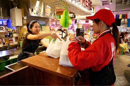 『楽びん！』のお届けスタッフは公園などに待機し、専用のスマホに連絡が来たらレストランに電話注文を入れる。このとき料理のできあがり時間を確認。大幅に遅れる場合は利用者に電話をすることも