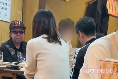 居酒屋で過去の出演作について質問され、「あのときはねー」とまじめな顔で回答する古田新太