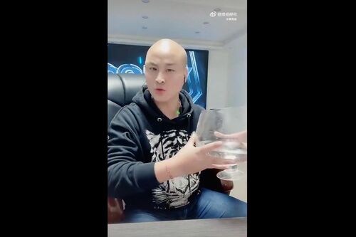 中国版TikTok『抖音』の生配信でアルコールを過剰摂取し、死亡した三千哥（サンチェングア）さん