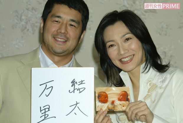 双子の男の子を代理母出産したことを発表した向井・高田夫妻（'04年）