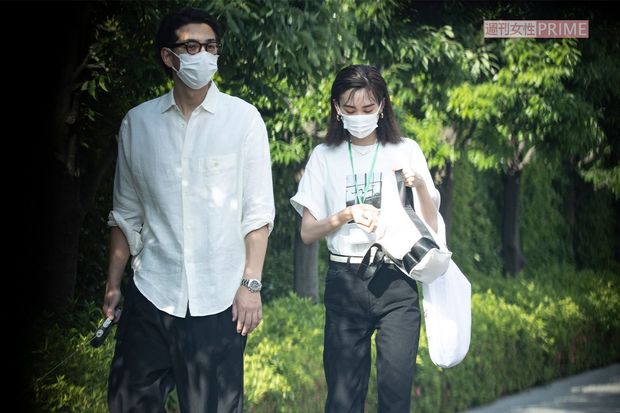 愛犬の散歩をする三浦翔平と桐谷美玲