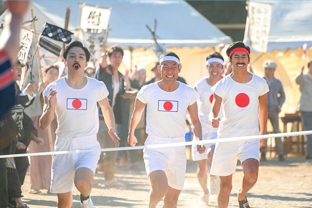 それでもいざ本番が始まれば、みんな真剣な表情に。何度も走るシーンを撮影しても、毎回全力で走り抜ける姿はカッコよすぎます!