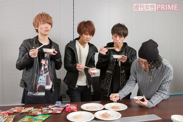 キャットフードの試食中！　猫ちゃんのキモチがわかるかな？