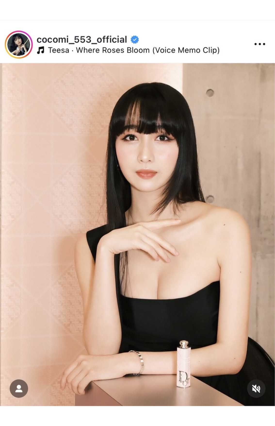 胸の谷間も見える真っ黒なドレス姿を投稿したCocomi（本人のインスタグラムより）