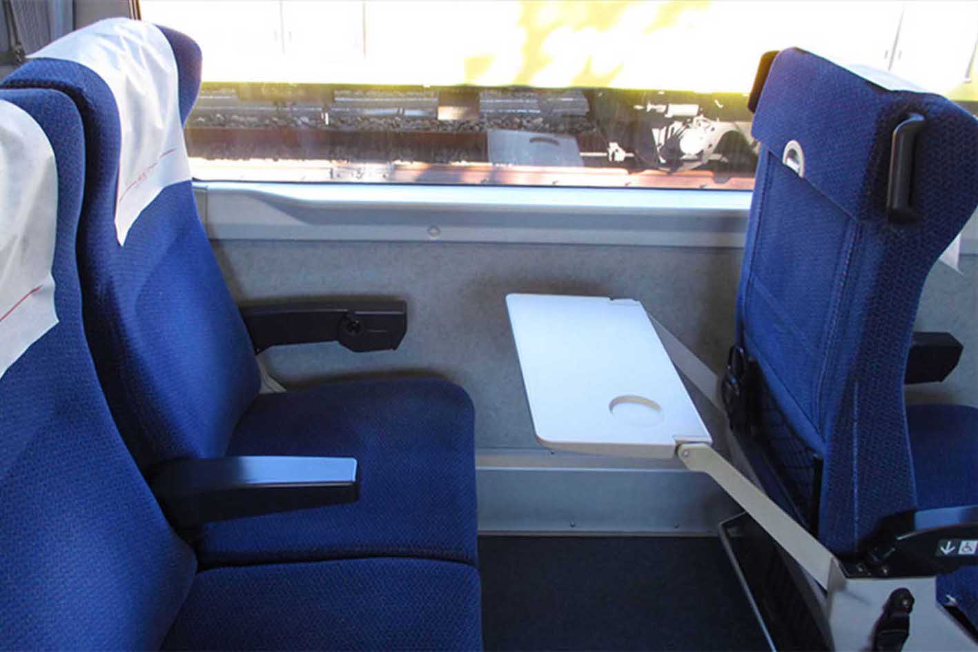 老朽化のため運行終了となる『特急レッドアロー号』の車内（公式サイトより）