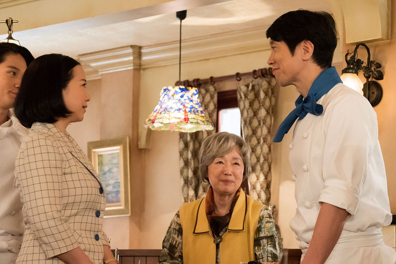 鈴子（中）らは初めての家族旅行に行くことに　(c)NHK