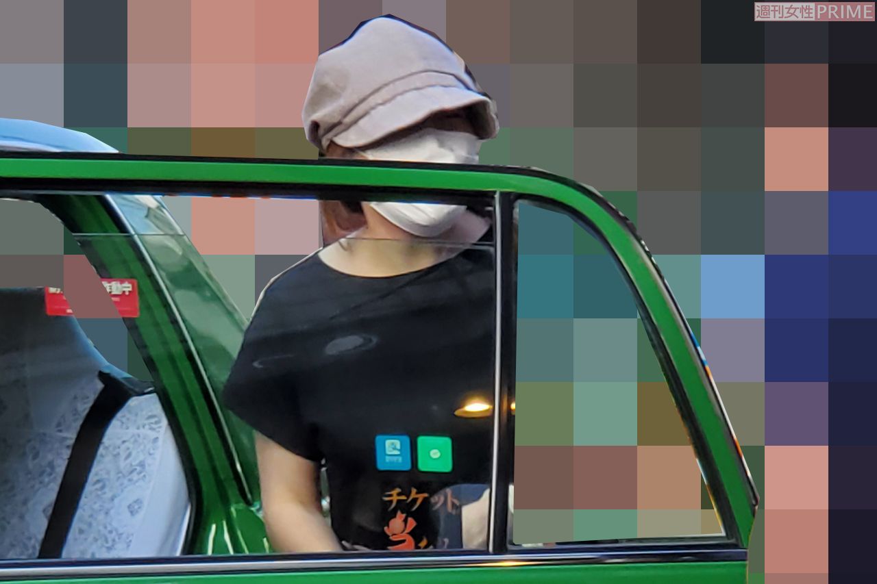 退勤後、タクシーに乗り込む小室佳代さんを記者が直撃。質問に対して絞り出した答えは……