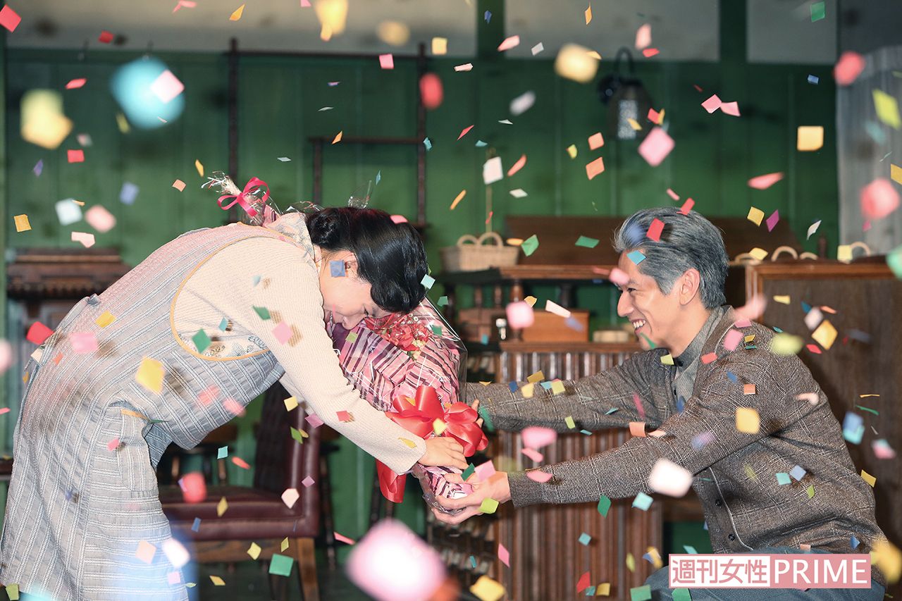 紙吹雪の中、いちばん初めに花束を渡したのは、夫・紀夫を演じた永山絢斗。「隣にいる人として、長く見てきましたが、何があっても踏ん張って前を向く姿勢に、すごく勇気をもらいました」　撮影／坂本利幸