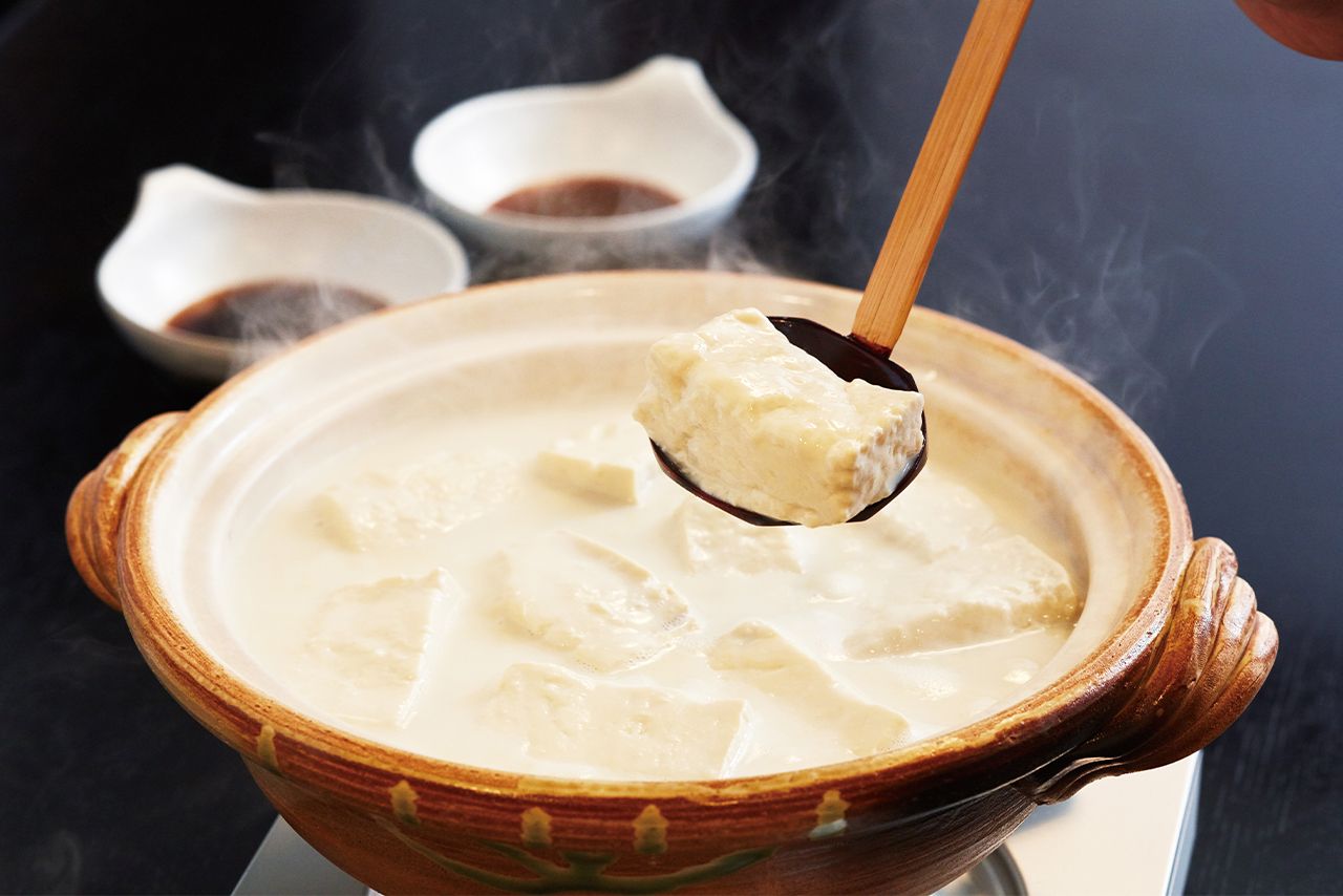 『温泉湯豆腐3丁入り（胡麻だれ・ぽん酢付き）』3780円（送料込み）	