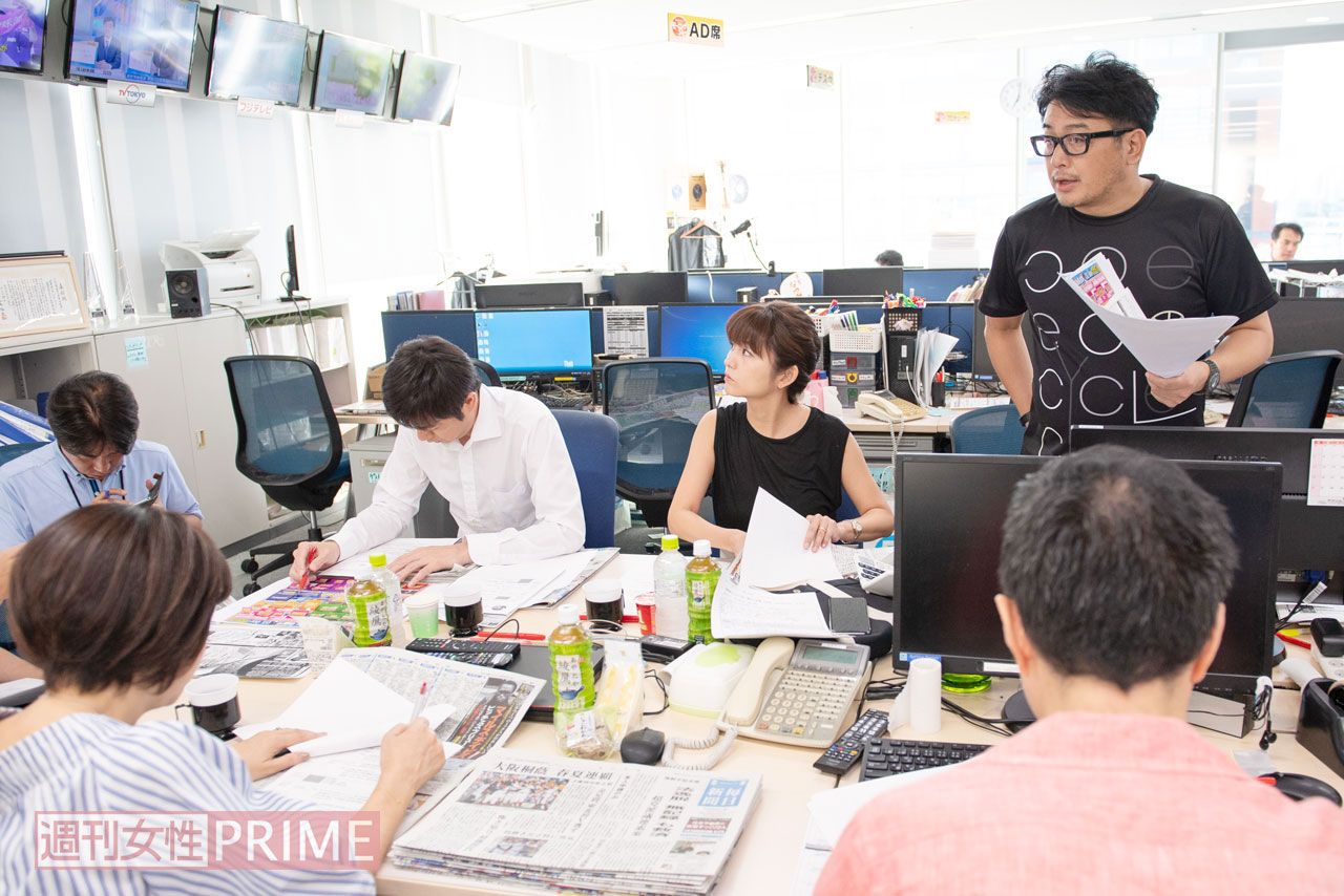 【6】テーブルには新聞各紙が置かれ、この日番組内で扱うニュースを中心にチェック　撮影／渡邊智裕