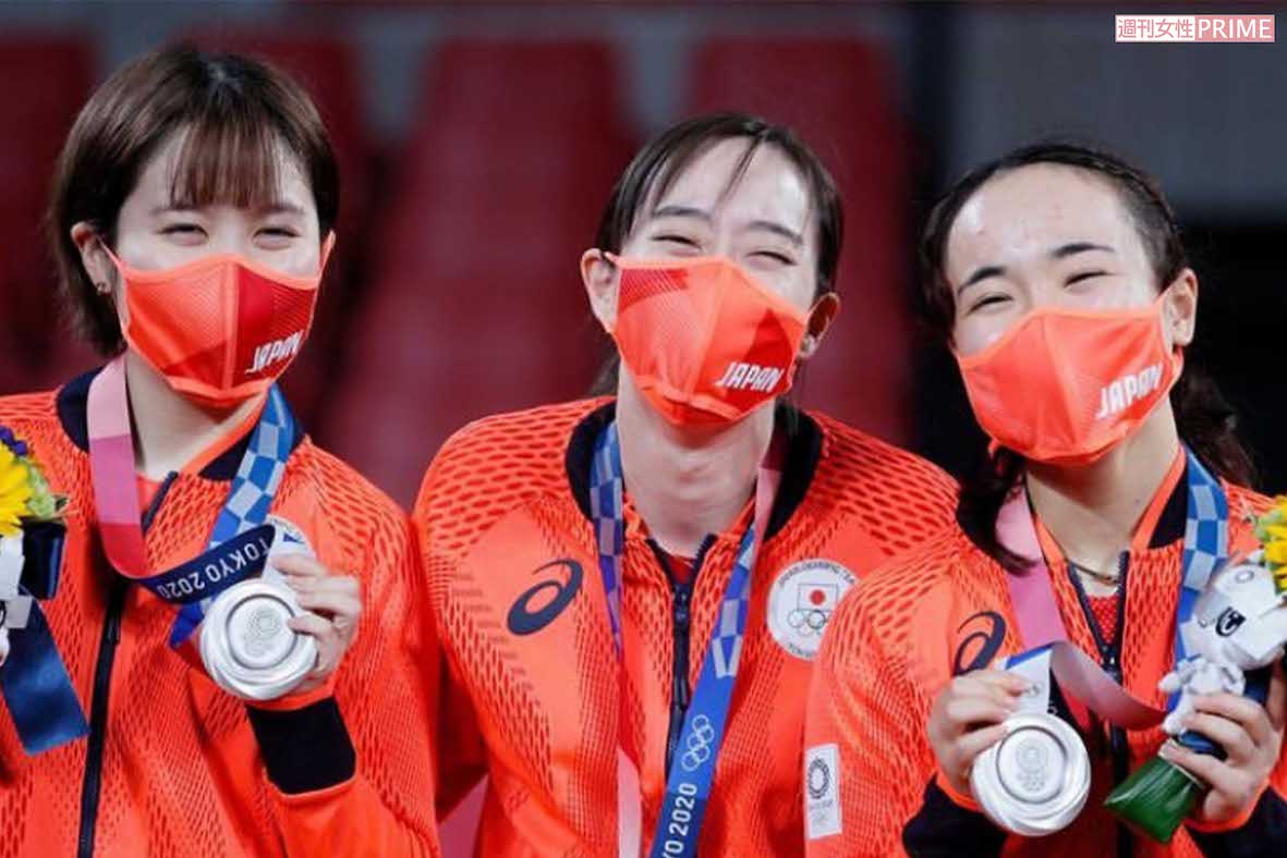 東京五輪時の伊藤美誠（右）と平野美宇（左）。中央は引退した石川佳純（平野のインスタグラムより）