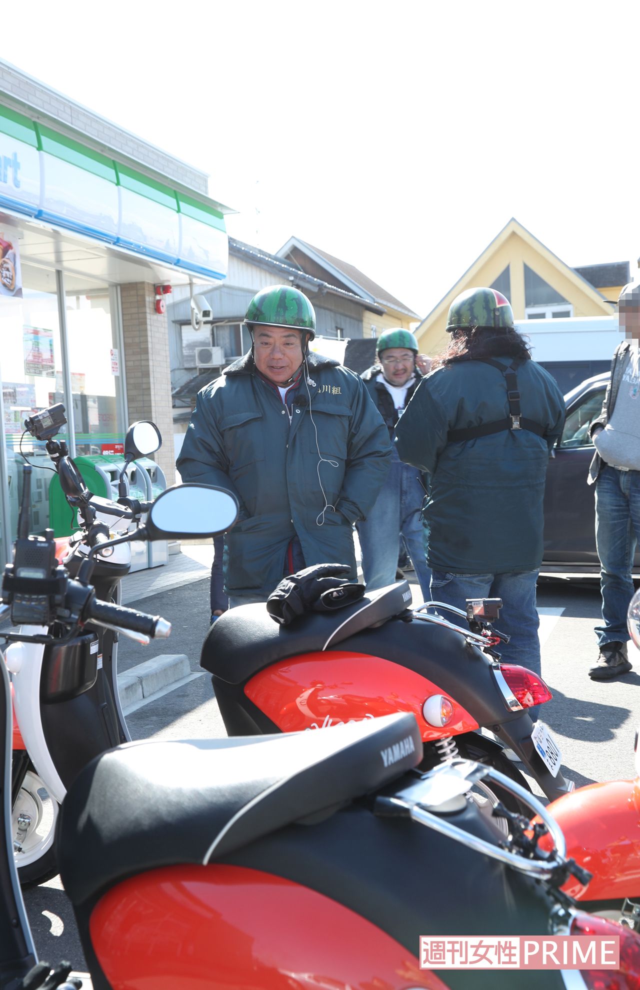 【10】14:10　トイレ休憩のためコンビニへ。気づいた客たちが写真を頼むも笑顔で対応☆　撮影／斎藤周造