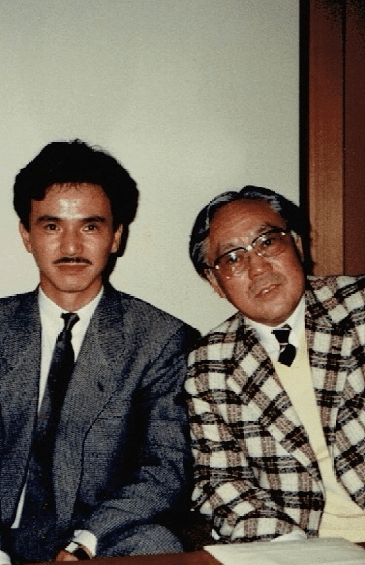 売野が作詞家になりたてのころ、美空ひばりさんの『悲しい酒』などの作詞家、石本美由起さんと神楽坂の料亭にて