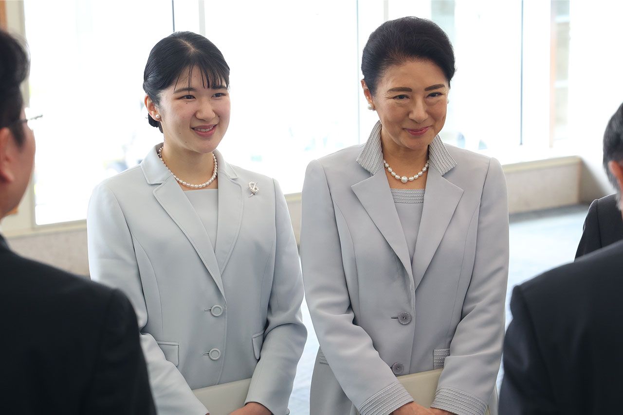 2025年6月に沖縄を訪問された際も、仲むつまじいご様子が伝わった雅子さまと愛子さま