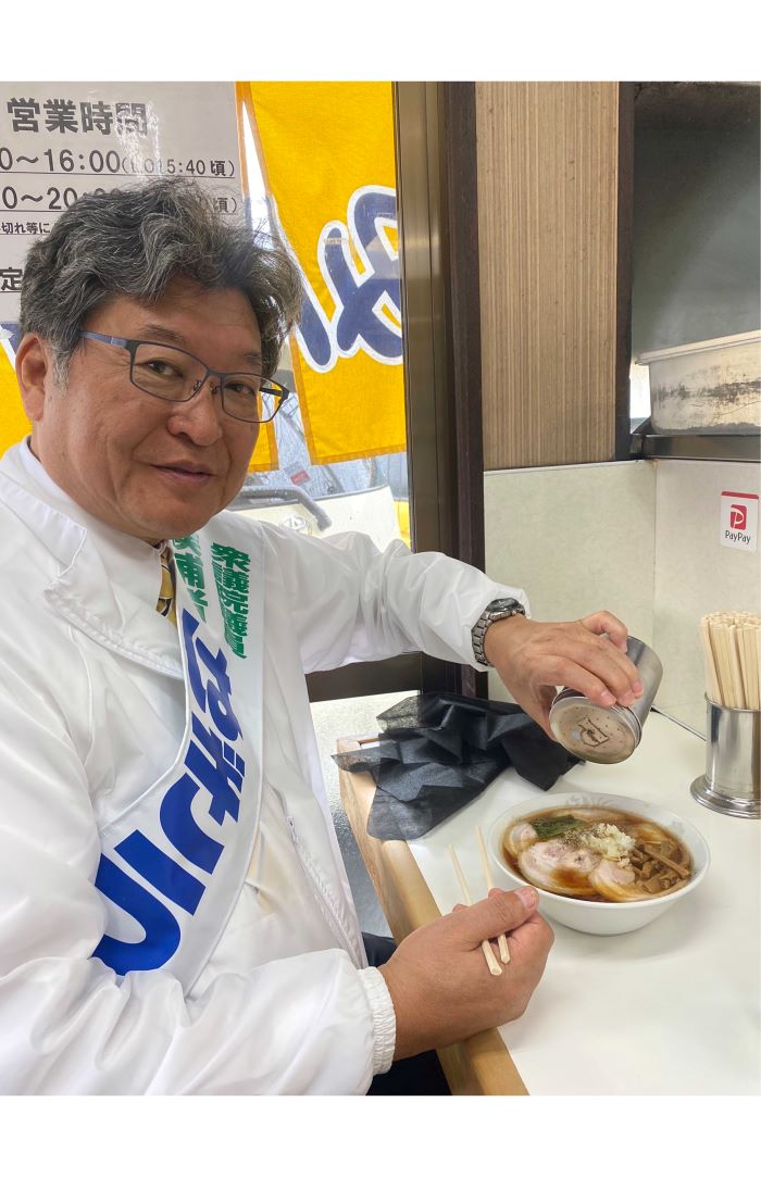 10月23日、自身の選挙区である八王子で老舗のラーメン屋を訪れた萩生田光一氏（写真は本人公式Xより）