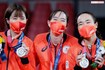 東京五輪時の伊藤美誠(右)と平野美宇(左)。中央は引退した石川佳純(平野のインスタグラムより)