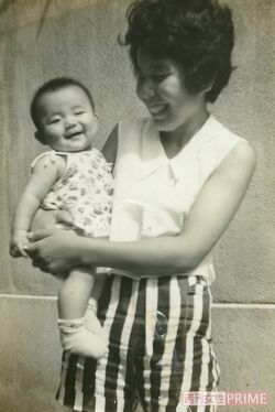 幼少期、母親に抱かれるGETTAMAN