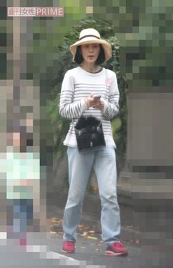 2014年、娘たちと散歩に出かける木村佳乃