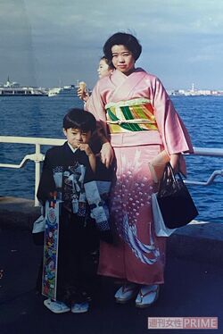 母親の幸恵さんと。仕事を辞め制作に没頭するようになってからも、温かく見守ってくれた